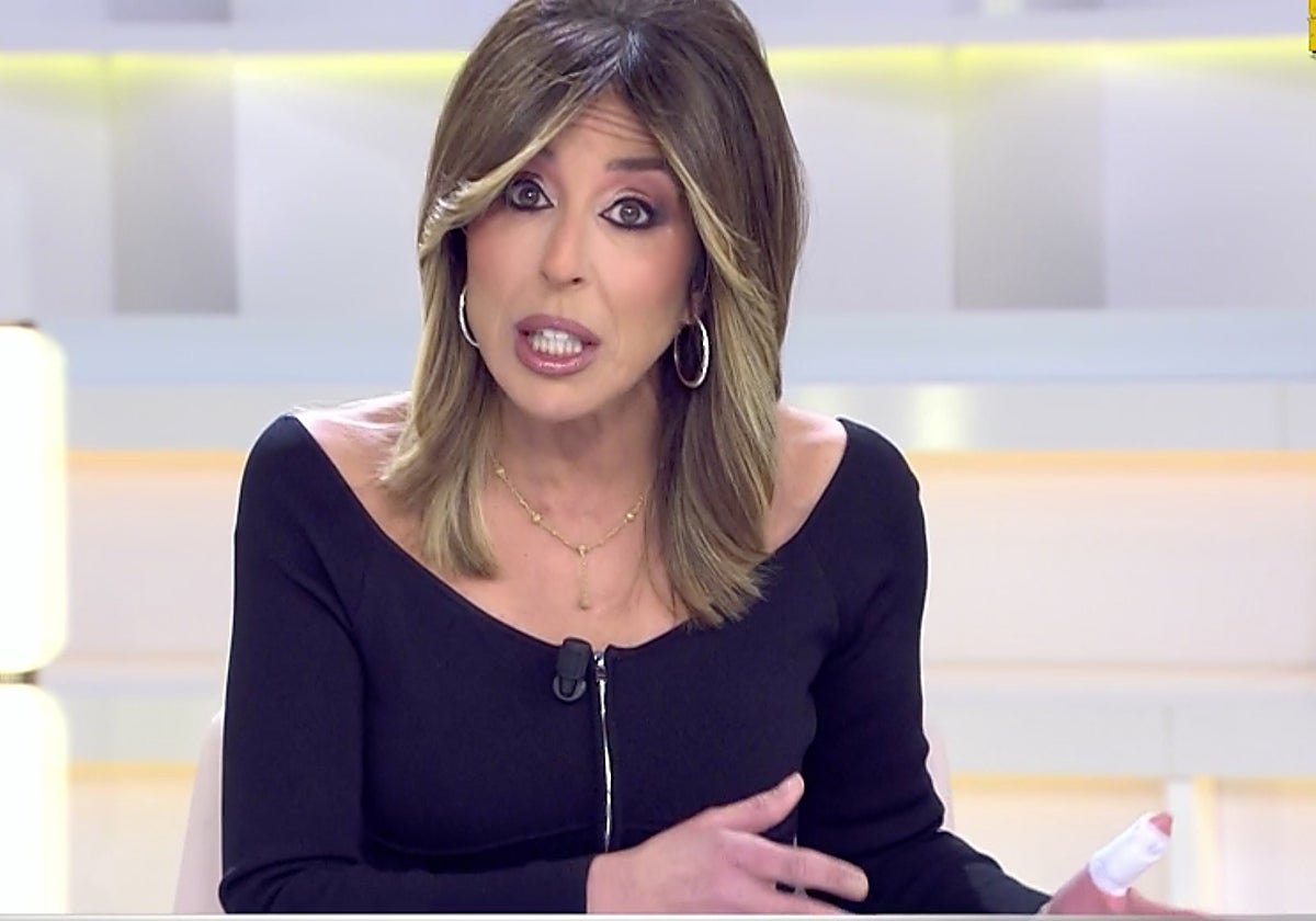 Ana Terradillos, presentadora de 'La mirada crítica', ha aparecido con el dedo vendado.