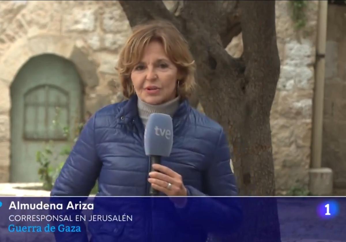 La periodista Almudena Ariza antes de ser interrumpida en directo.