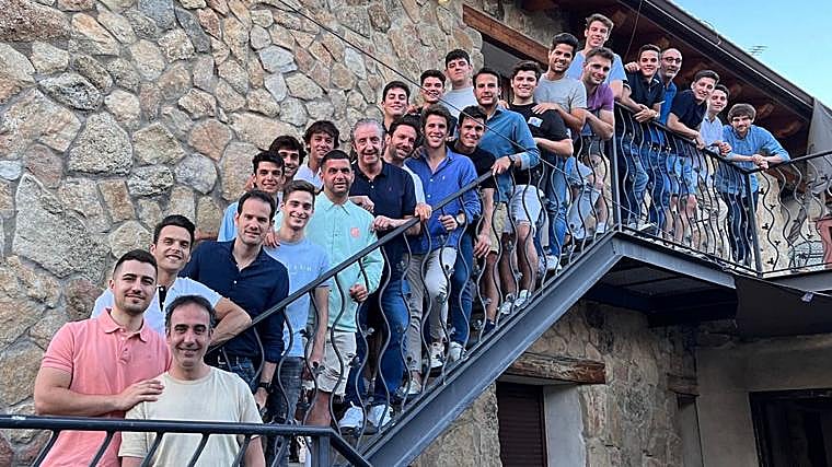 Pedrerol, con buena parte de la plantilla de 'El Chiringuito' en una foto de hace unos años