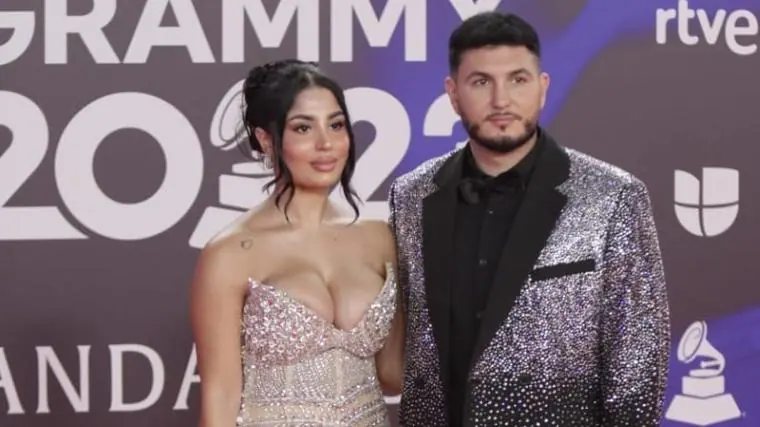 Omar Montes en la gala de los Grammy Latinos junto a su novia, Lola Romero