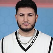 La vida personal de Omar Montes: marcado por la pobreza y el acoso escolar en la infancia a su salto a la fama