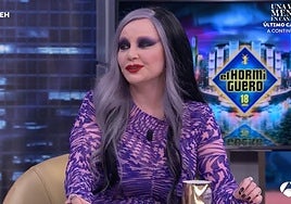 «Déjalo estar»: Alaska trata de frenar a Pablo Motos por lo que comenta sobre su papel en 'Pepi, Luci, Bom y otras chicas del montón'