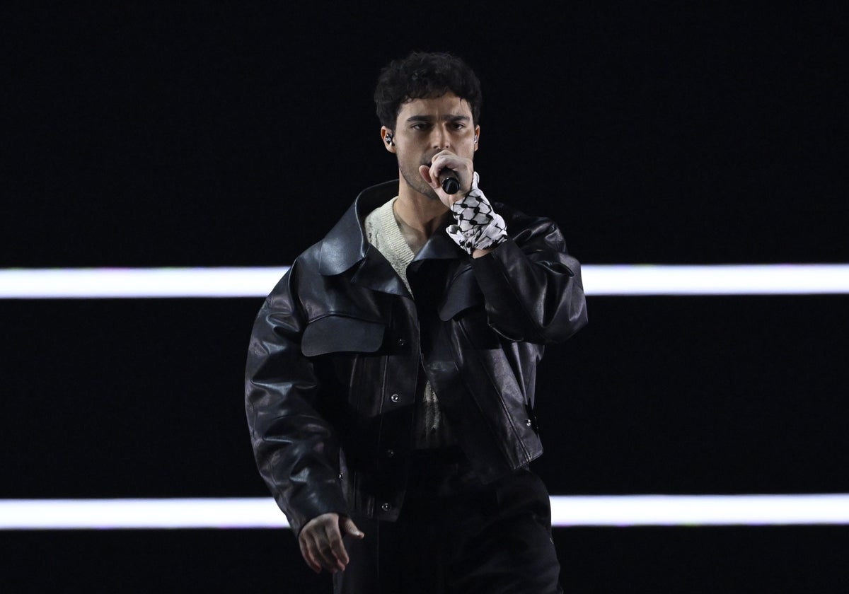 Eric Saade, durante la inauguración de la primera semifinal de Eurovisión con un pañuelo palestino