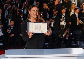 Quién es Karla Sofía Gascón, la actriz española premiada en Cannes: su trayectoria, su transición y madre de una niña