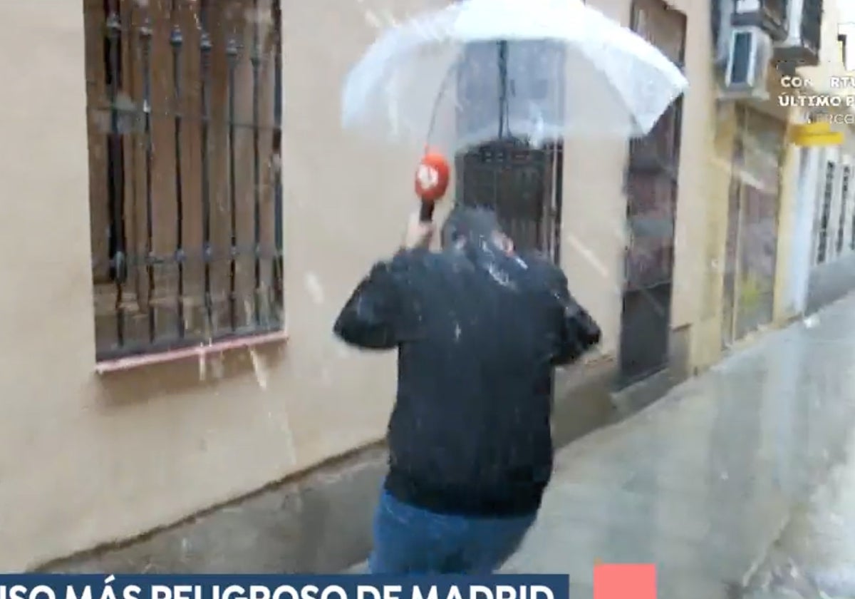 Javi Fuente, reportero de 'Espejo Público' ha sido agredido mientras realizaba un reportaje en un narcopiso.