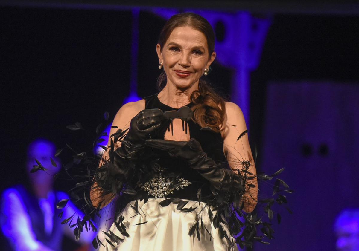 La actriz Victoria Abril tras recibir el premio ´Luis Buñuel´ del Festival de cine de Huesca