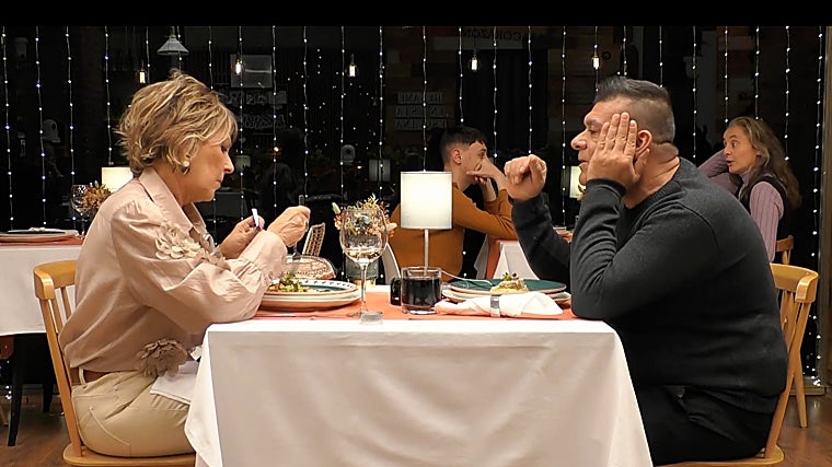 Un momento de la cena protagonizada por Charo y Koko