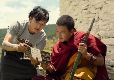 Crítica de 'El monje y el rifle' (***): El nacimiento de la democracia en un país feliz