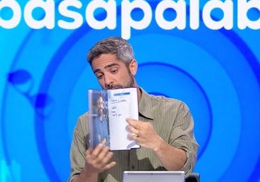 El momento 'tierra trágame' de Roberto Leal en 'Pasapalabra': se le cuela una nota personal en pleno directo
