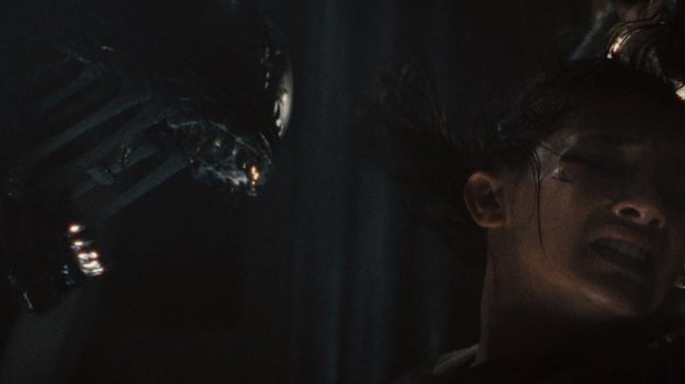 Imagen después - Analogía del mítico fotograma de 'Alien: el octavo pasajero' y 'Alien: Romulus'