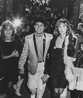 Imagen secundaria 2 - Arriba, Pedro Almodóvar entregando el premio Donostia a Woody Allen en 2004. Izquierda, Pedro Almodóvar charlando con Bertrand Tavernie durante el Festival de San Sebastián en 1996. Derecha, Pedro Almodóvar junto a las actrices Marta Fernández Muro y Cecilia Roth, tras su llegada al Teatro Victoria Eugenia