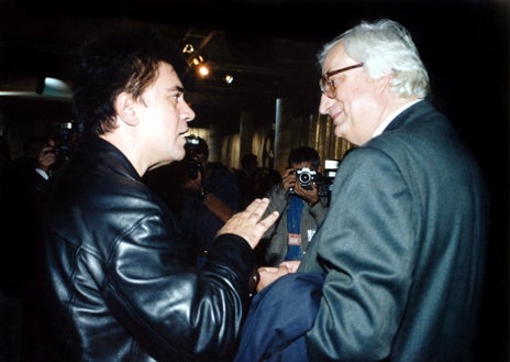 Imagen secundaria 1 - Arriba, Pedro Almodóvar entregando el premio Donostia a Woody Allen en 2004. Izquierda, Pedro Almodóvar charlando con Bertrand Tavernie durante el Festival de San Sebastián en 1996. Derecha, Pedro Almodóvar junto a las actrices Marta Fernández Muro y Cecilia Roth, tras su llegada al Teatro Victoria Eugenia
