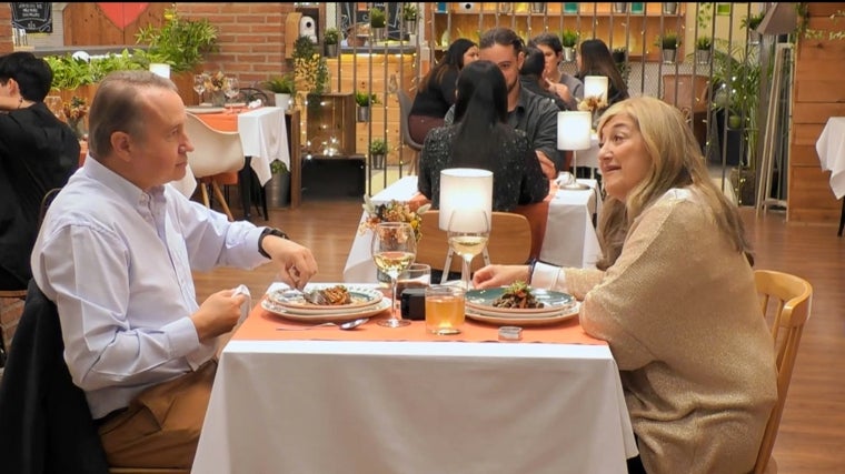 Eduardo y Charo durante su cita en el restaurante de 'First Dates'