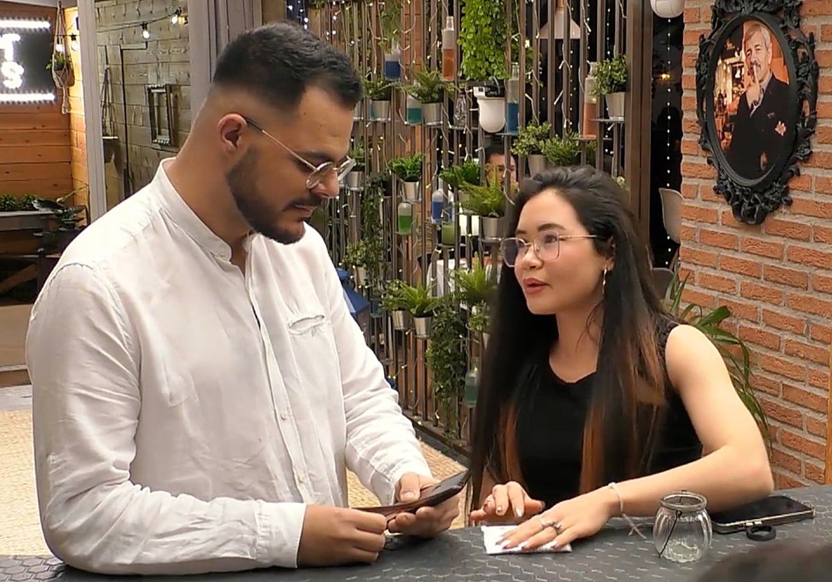 Fernando y Anghie discutiendo sobre quién pagaría la cuenta