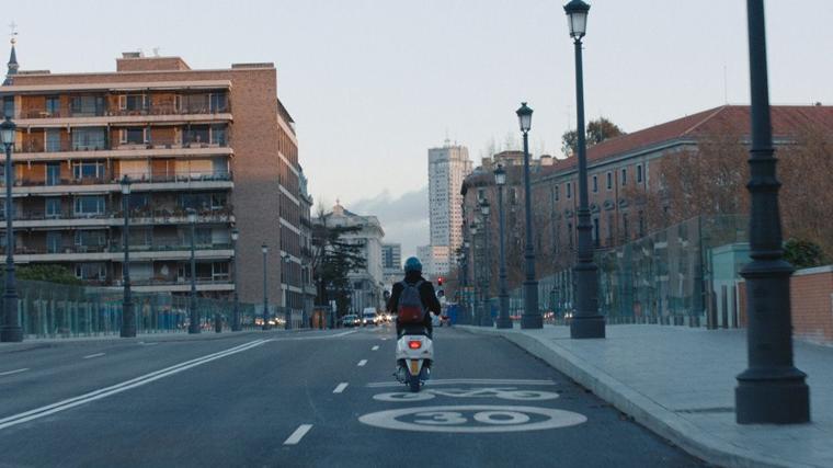 Fotograma de 'La reconquista' (2016), con Francesco Carril sobre el viaducto de Segovia