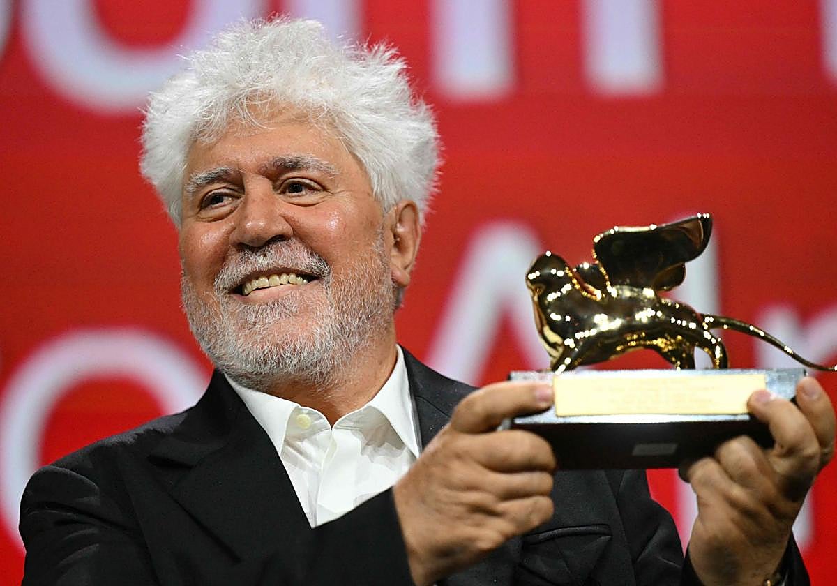 Pedro Almodóvar, con el León de Oro