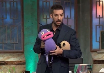 El regalo de una espectadora a Broncano que cuela 'El Hormiguero' en 'La Revuelta': «No puede salir»