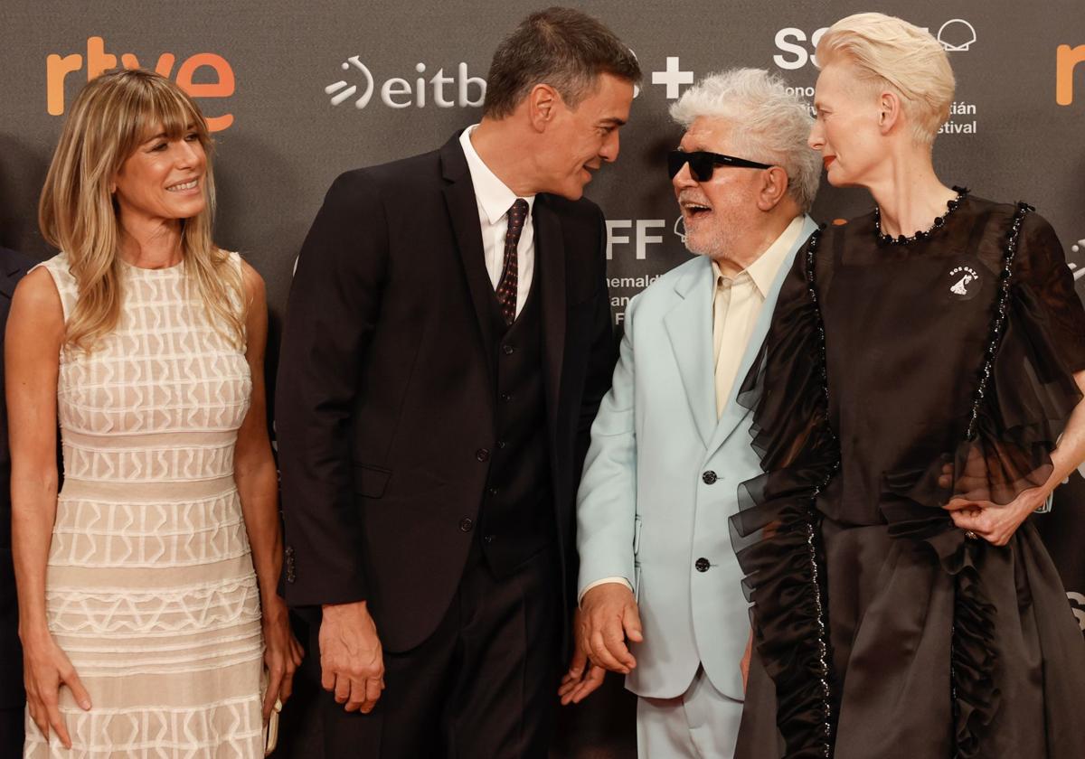 Pedro Sánchez (2i), y su mujer Begoña Gómez (izda), posan junto a Pedro Almodóvar, y la actriz Tilda Swinton, en el Festival de Cine de San Sebastián.