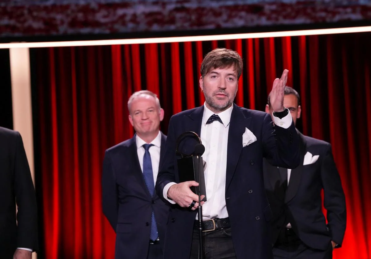 Albert Serra posa con la Concha de Oro del Festival de San Sebastián, que ha recogido por 'Tardes de soledad'