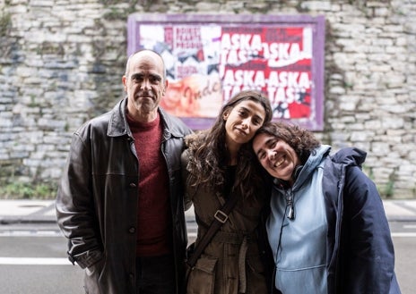 Imagen secundaria 1 - Arriba, Carolina Yuste durante una escena de 'La infiltrada'. Izquierda, Luis Tosar, Carolina Yuste y Arantxa Echevarría durante el rodaje. Derecha, Arantxa Echevarría durante el rodaje de una escena.