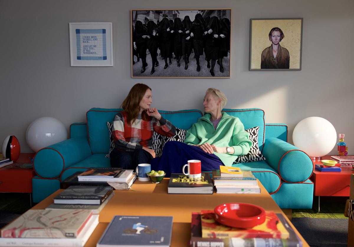 Julianne Moore y Tilda Swinton en una de las decoradas estancias de 'La habitación de al lado'