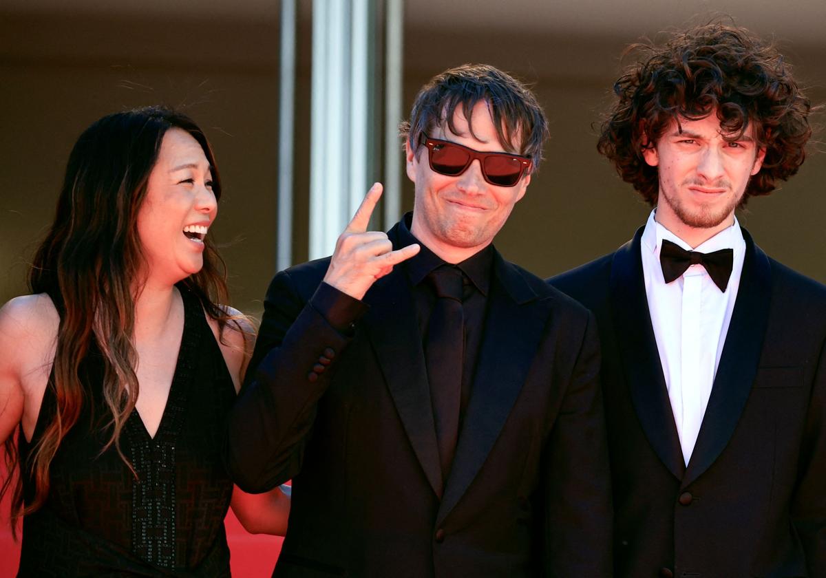Sean Baker, en el centro, acompañado por su esposa y productora Samantha Quan y por el actor Mark Eydelshteyn