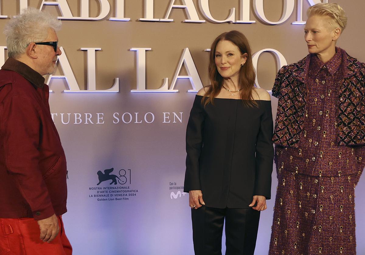 Pedro Almodóvar, junto a las actrices de 'La habitación de al lado'