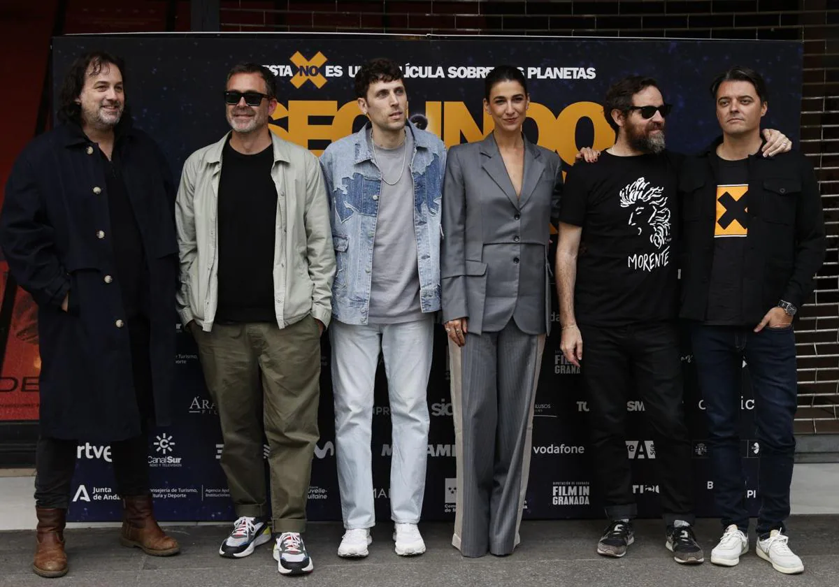 De izquierda a derecha: los directores Isaki Lacuesta y Pol Rodríguez posando junto a los actores Cristalino, Stephanie Magnin; el guionista Fernando Navarro y el productor Cristóbal García