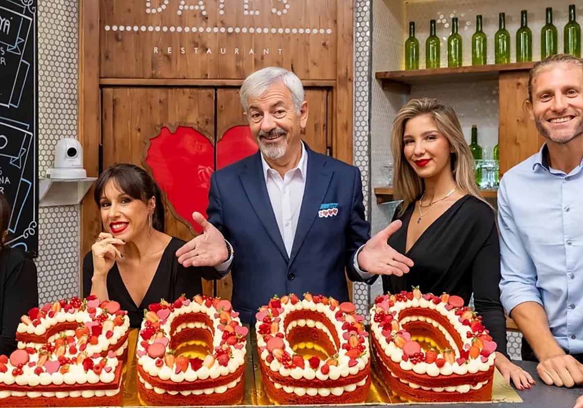 'First Dates' observó atónito cómo dos de sus miembros tuvieron un acercamiento.