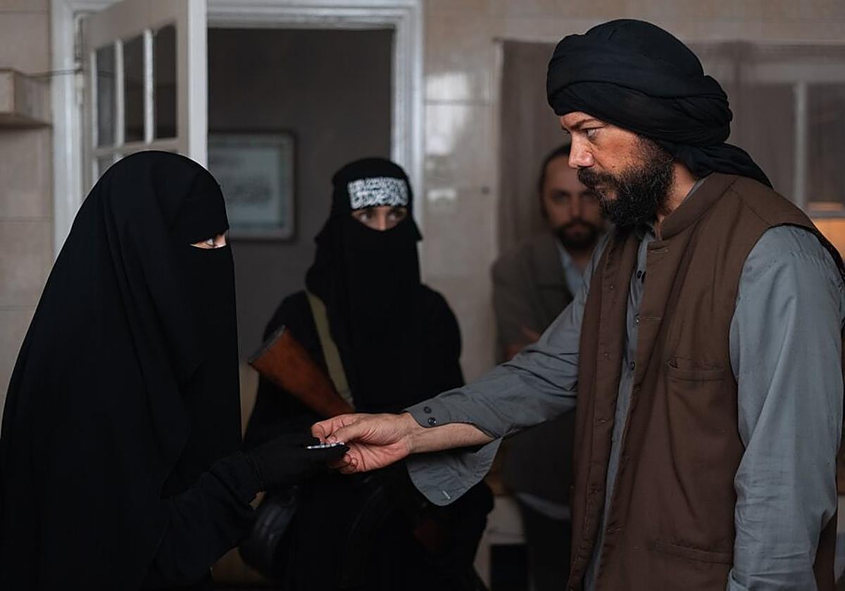 Álvaro Morte en una escena de 'Raqa'