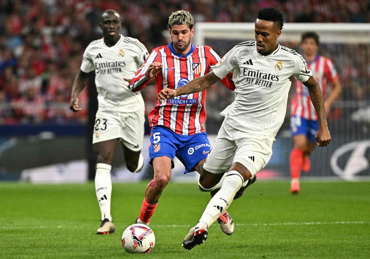 Un partido entre el Real Madrid y el Atlético de Madrid.