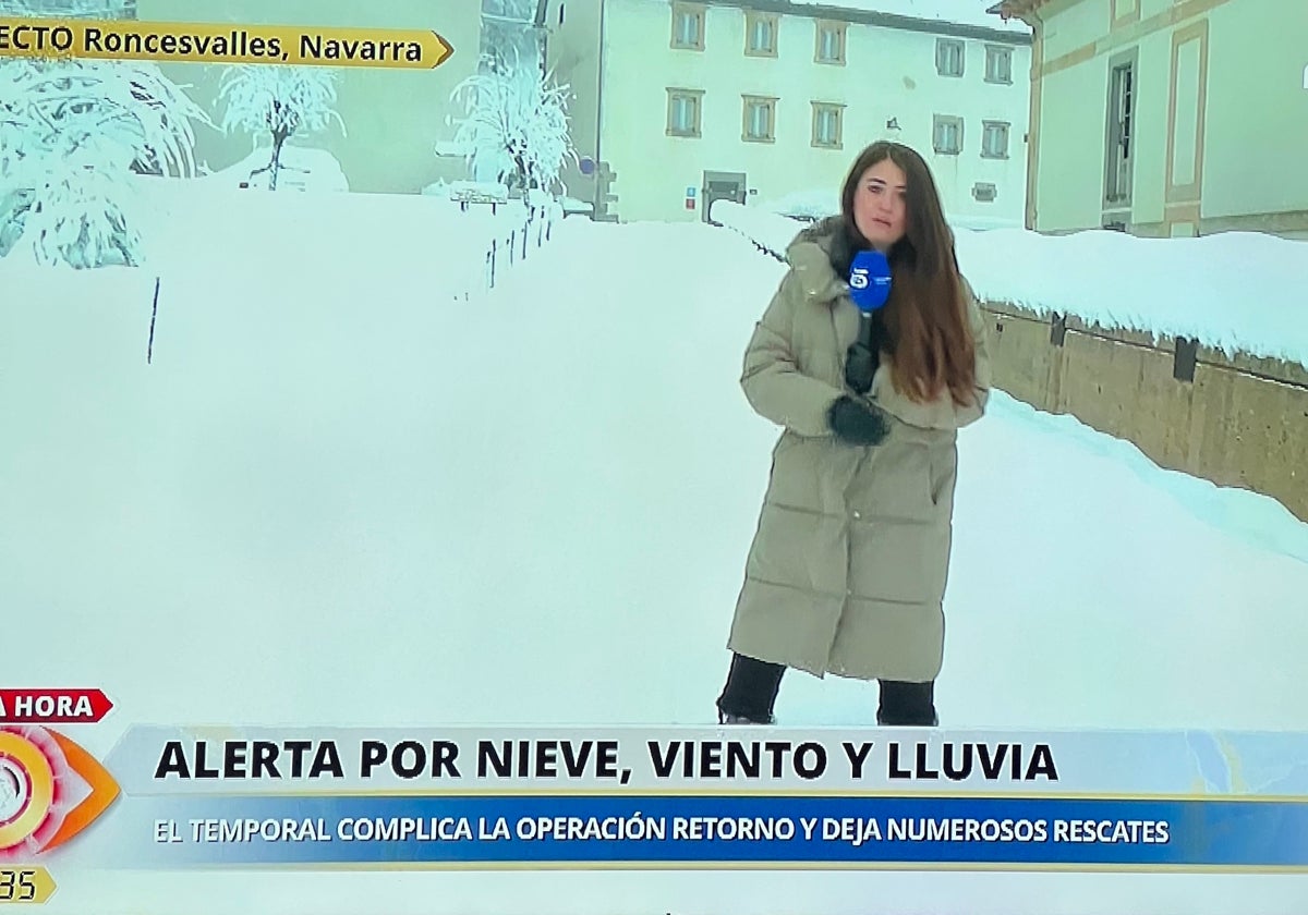 Una reportera de 'La mirada crítica' ha dejado a todos atónitos con su reportaje sobre el temporal.