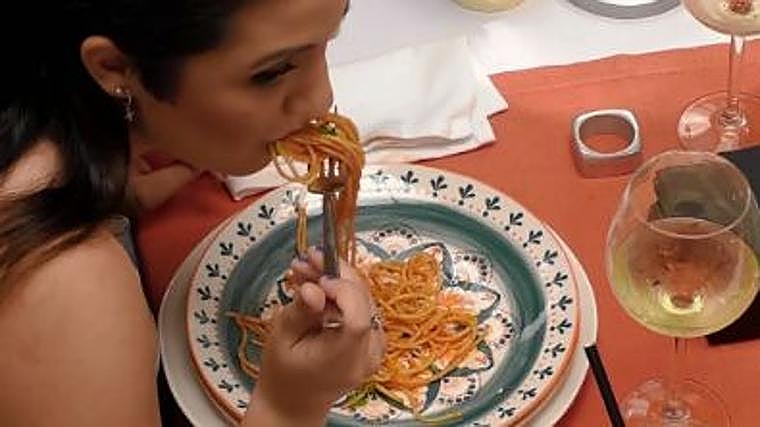 Una comensal de 'First Dates' disfruta de uno de los platos estrella de la carta