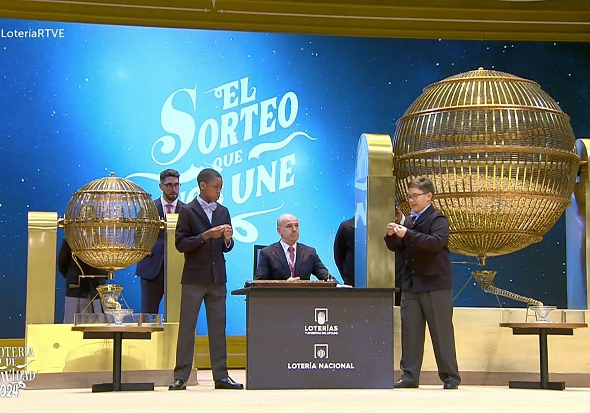 Adam, que ha formado la primera pareja de niños de San Ildefonso, fue tema de conversación por sus nervios pero terminó siendo la estrella.