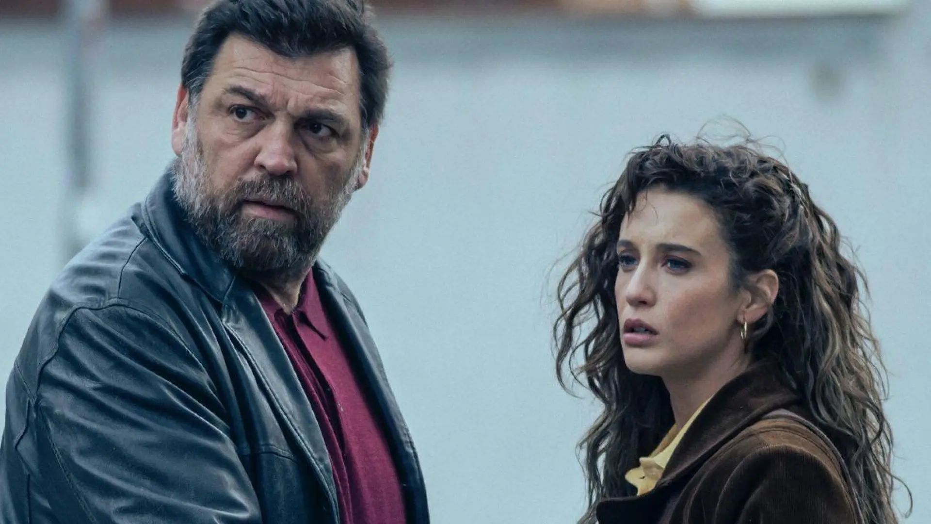 Hovik y María Pedraza en la serie