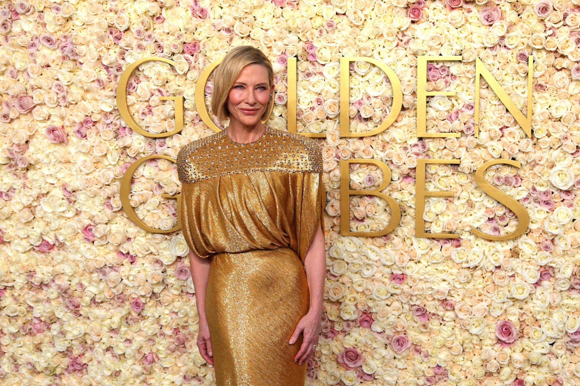 Cate Blanchett, una de las nominadas a mejor actriz, posa con un elegante vestido en la previa de los Globos de Oro.