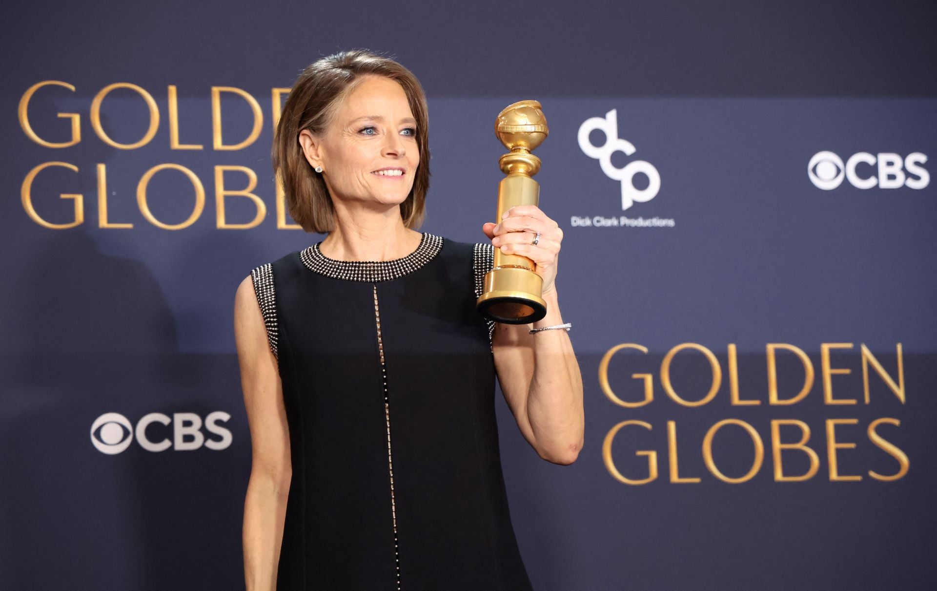 Jodie Foster luce orgullosa su Globo de Oro por su papel en 'True Detective'.