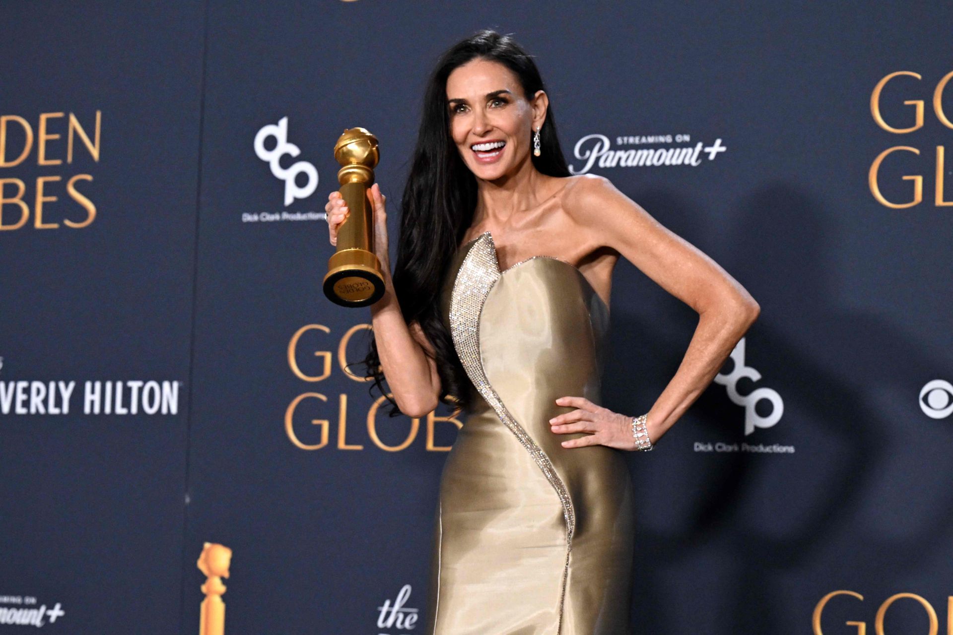 Demi Moore, radiante tras vencer en la categoría a 'mejor actriz en comedia'.