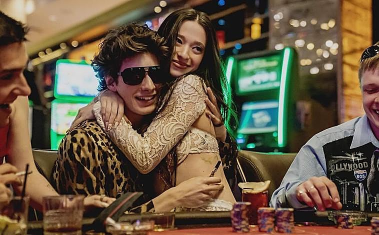 Imagen principal - Mikey Madison y Mark Eydelshteyn, protagonistas de 'Anora' (ya estrenada) / Timothée Chalamet es Bob Dylan en 'Complete Unknown' (estreno en febrero) Demi Moore en 'La sustancia' (ya estrenada)