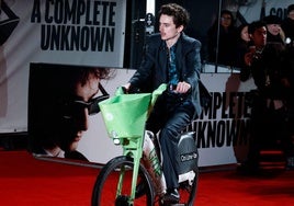 Multan al actor Timothée Chalamet tras llegar en bicicleta al estreno de su última película