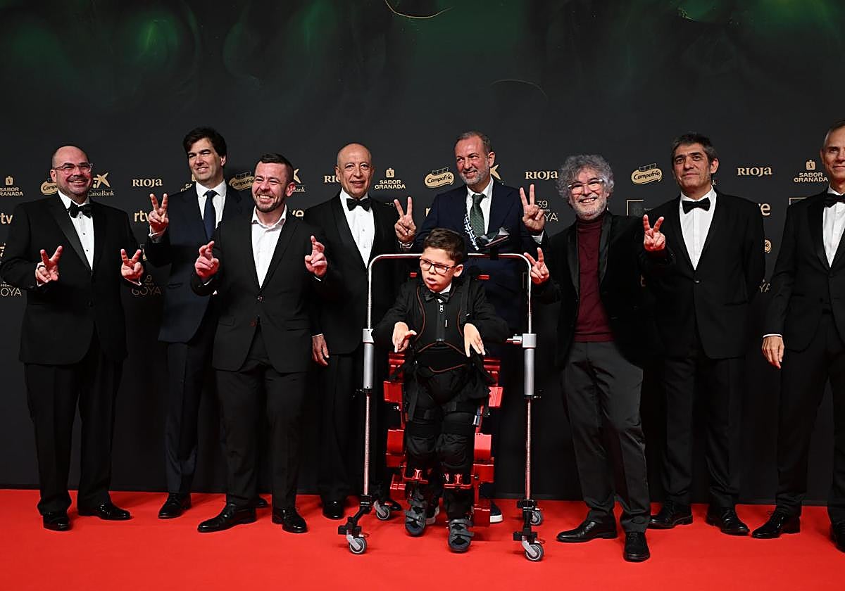 El equipo de 'Buffalo Kids', junto al joven