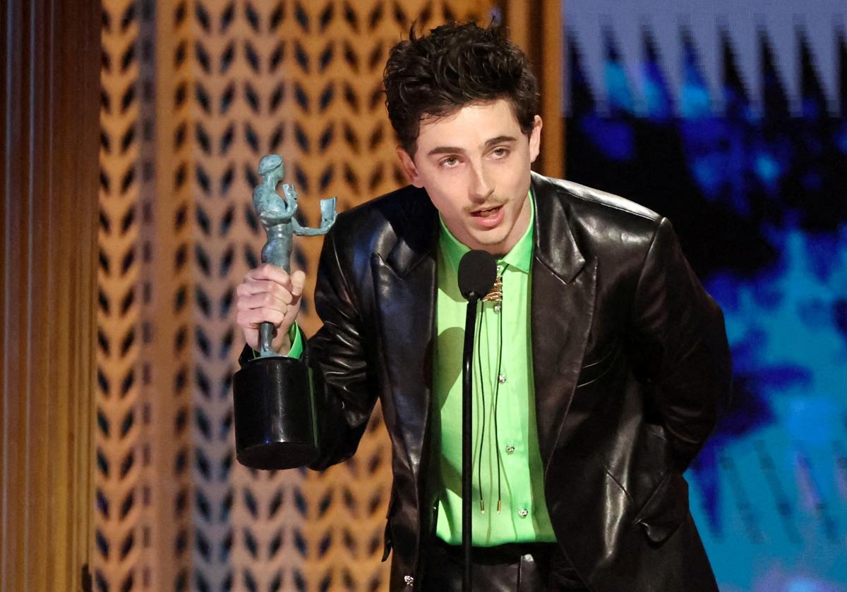 El actor Timothée Chalamet recoge su premio a mejor interpretación por dar vida a Bob Dylan en 'A Complete Unknown'