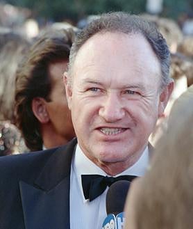 Imagen secundaria 2 - Arriba, Gene Hackman con el Globo de oro de honor de la gala del año 2003 junto con Robin Williams y Michael Caine. A la izquierda, en 1985 en París durante el rodaje de 'Target: Agente doble en Berlín', de Arthur Penn. A la derecha, Gene Hackman en los OScar de 1989.