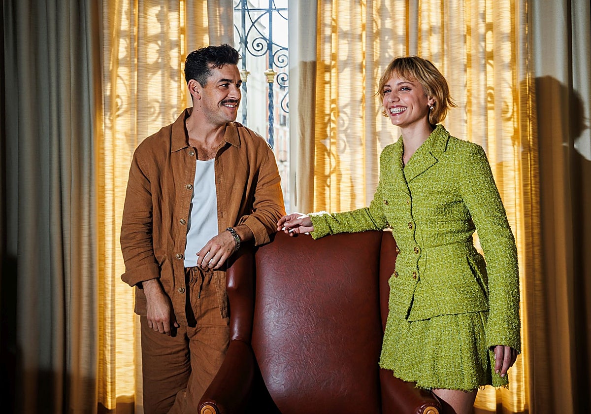 Mario Casas y Michelle Jenner, protagonistas de 'El secreto del orfebre'