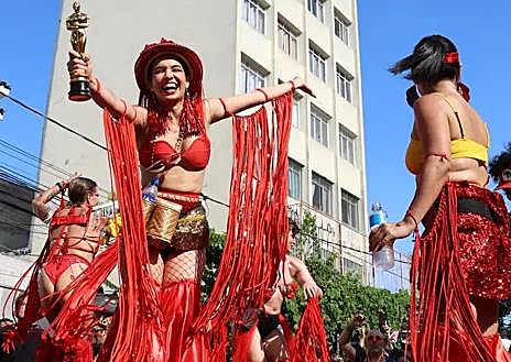 Imagen secundaria 1 - Arriba, Fernanda Torres, protagonista de 'Aún estoy aquí', en los Oscar 2025. Abajo, brasileñas celebrando el primer Oscar de su país 