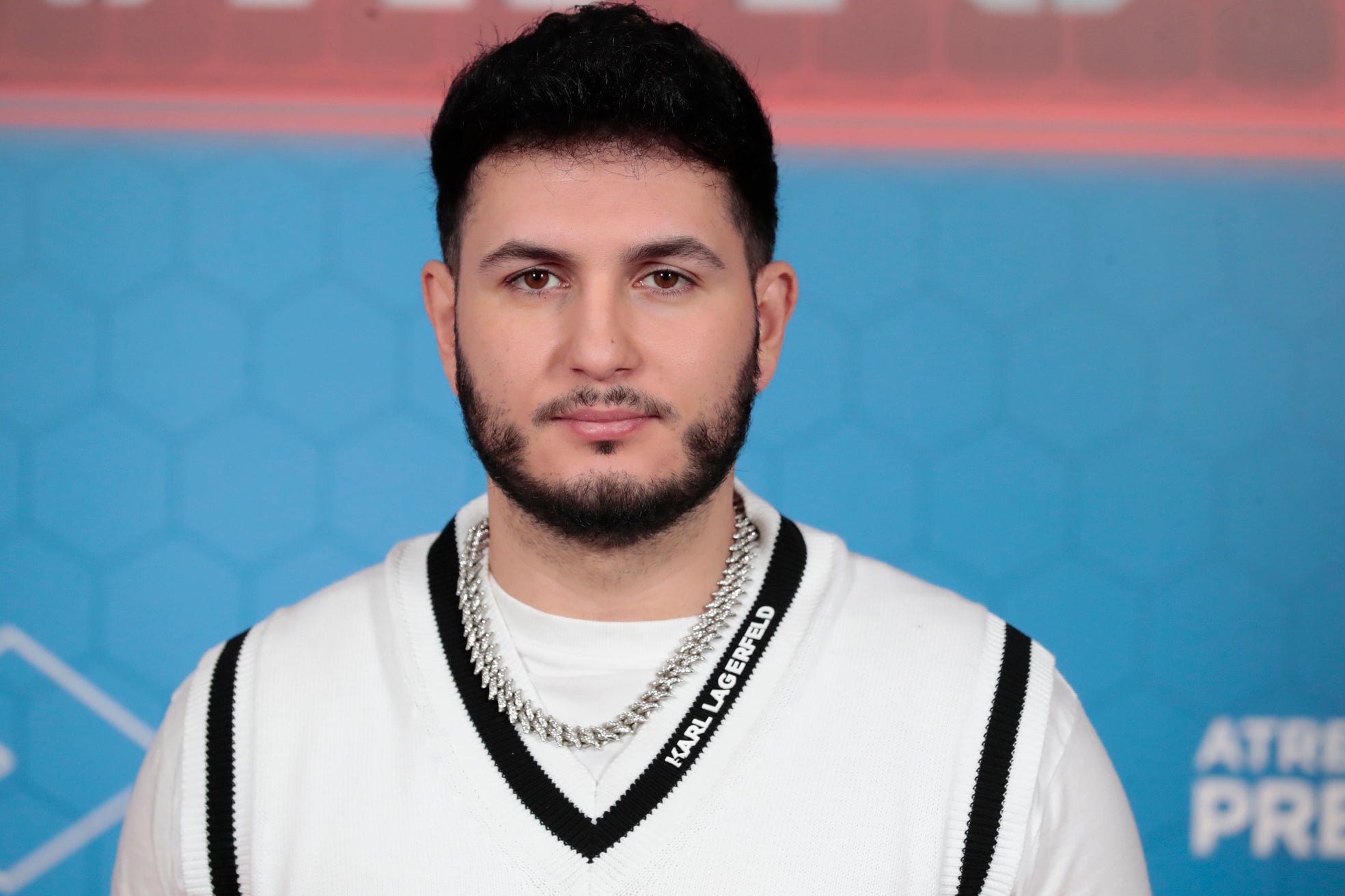 La vida personal de Omar Montes: de una infancia marcada por el bullying y la pobreza a una novia 15 años menor que él