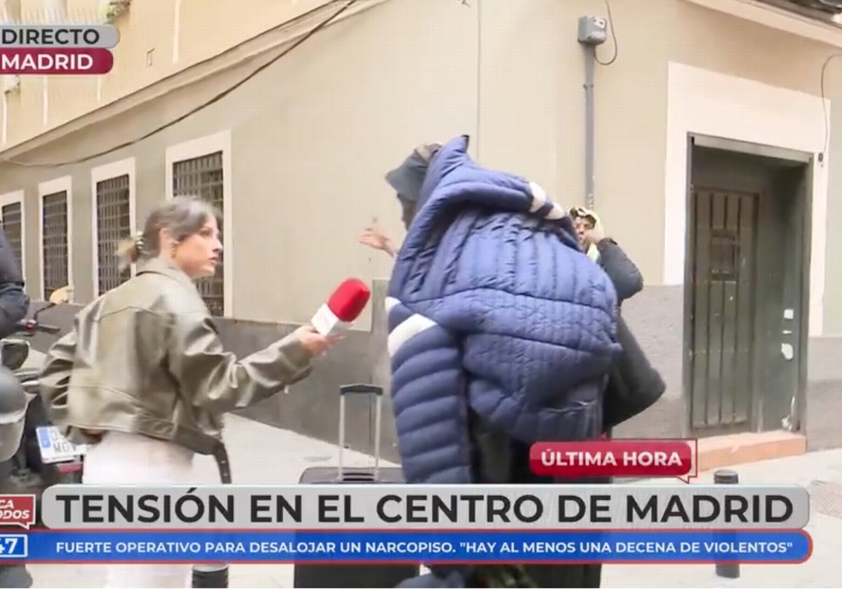 Un equipo de 'En boca de todos' ha vivido un tenso momento con unos okupas.