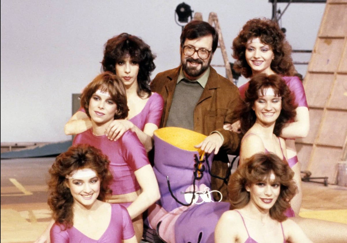 Chicho Ibáñez Serrador con Silvia Marsó, Kim Manning, Pat Ondiviela, Maite de Castro, Ivanka Marfil y Gloria Fernández, en el plató de 'Un, dos tres... responda otra vez'