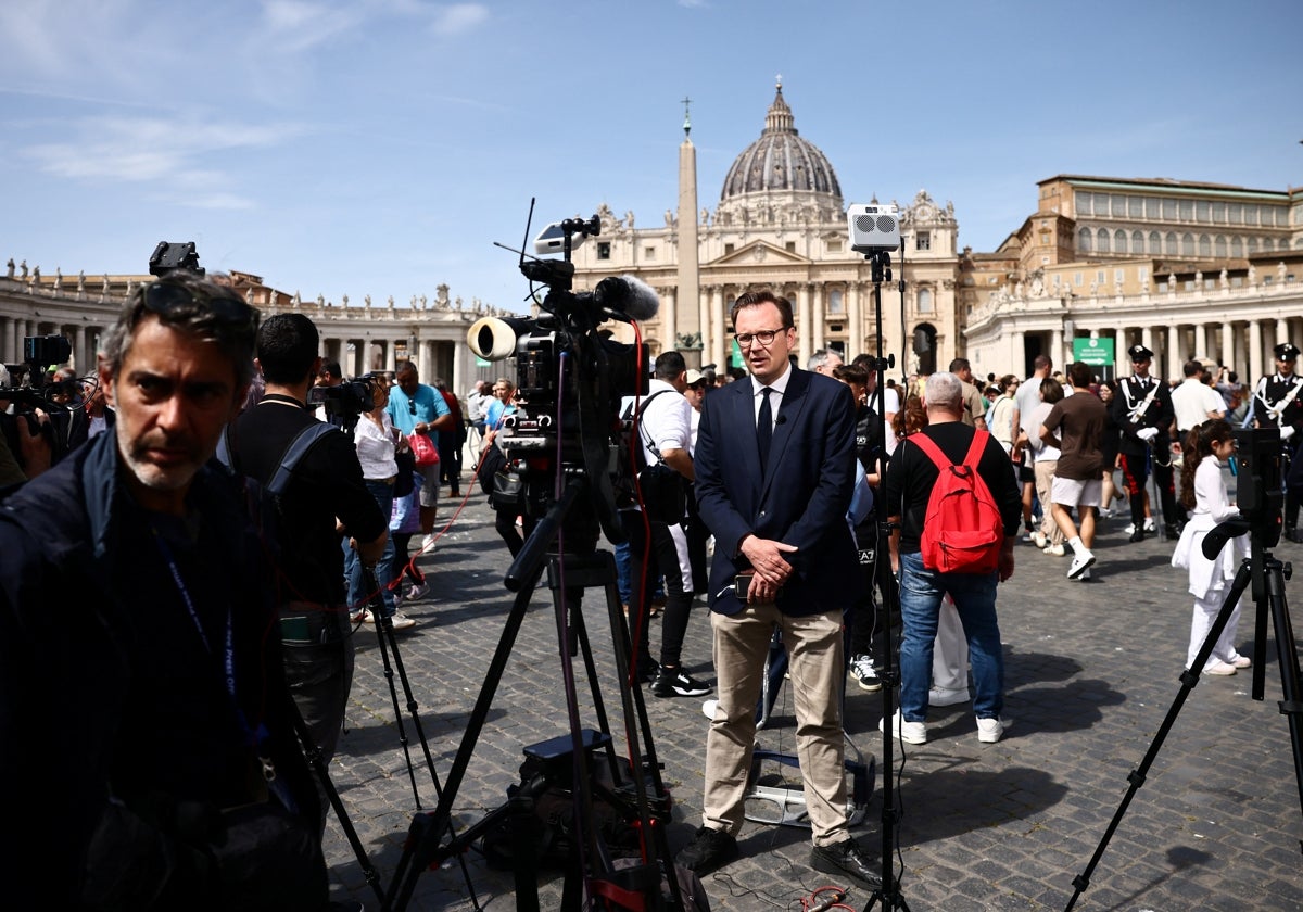 Periodistas en Ciudad de Vaticano tras la muerte del Papa Francisco