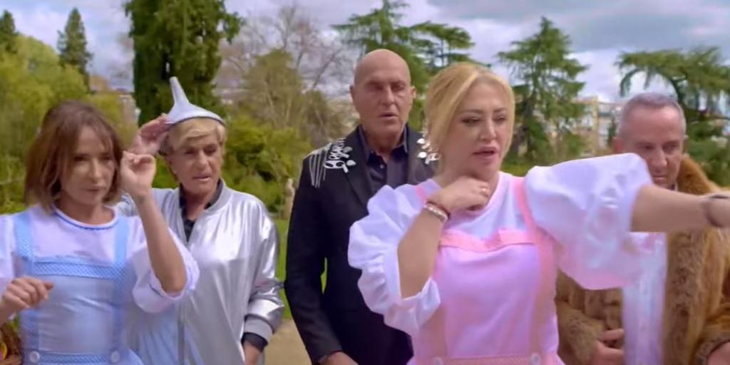 'La familia de la tele', en directo: desfile de carrozas y última hora del estreno de Belén Esteban, María Patiño y resto de colaboradores en el programa de TVE hoy